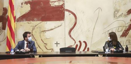 El vicepresident del Govern amb funcions de president, Pere Aragonès, i la portaveu del Govern, Meritxell Budó, a la reunió del Consell Executiu que ha de formalitzar el decret d'ajornament de les eleccions. 15 de gener del 2021. (Horitzontal)