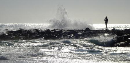Mar brava en la desembocadura del río Besòs.