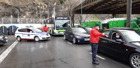 Control de la Ertzaintza para controlar la movilidad.