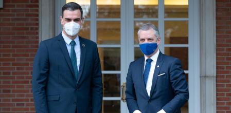 El presidente del Gobierno, Pedro Sánchez, y el lehendakari, Iñigo Urkullu, en su reunión de esta tarde en la Moncloa.