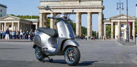 La Elettrica L3 mantiene la línea y estética de los modelos de gasolina de Vespa 