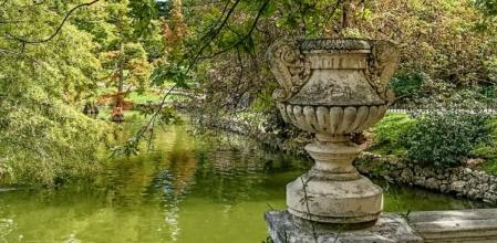 Estanque frente a la entrada del Palacio de Cristal.