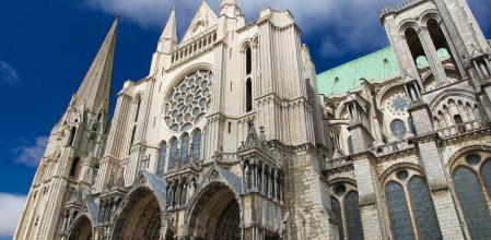 Fachada de la catedral gótica de Chartres, en Francia, cuya construcción empezó a finales del siglo XII