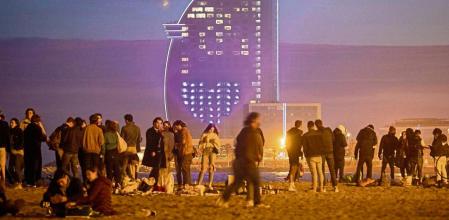 FOTO: MANÉ ESPINOSA.EL HOTEL W VELA VUELVE A ENCENDER LAS LUCES EN SOPORTE A LOS SANITARIOS DEL HOSPITAL DEL MAR