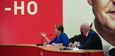 La escritora Gemma Lienas y el editor Daniel Fernandez en un acto de Salvador Illa