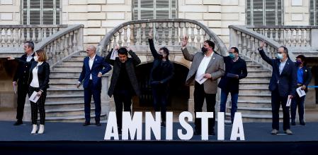 GRAFCAT7753. BARCELONA, 01/02/2021.- Los presos del procés: Oriol Junqueras (4d), Jordi Sànchez (4i), Jordi Cuixart (c), Raül Romeva (3i), Josep Rull (3d), Joaquim Forn (i), Jordi Turull (2d), Carme Forcadell (2i) y Dolors Bassa (d), durante la lectura de una declaración conjunta por la amnistía en un acto unitario organizado por Omnium Cultural, celebrado este lunes en Barcelona. EFE/Quique Garcia