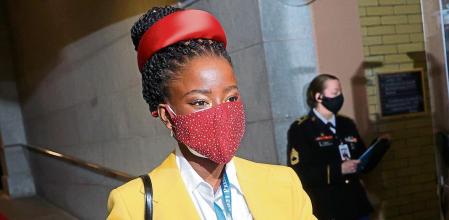 EA3242. WASHINGTON (EE.UU.), 20/01/2021.- La poeta nacional laureada Amanda Gorman llega durante la toma de posesión de Joe Biden como presidente de EE. UU. en Washington, DC, EE. UU., 20 de enero de 2021. La joven poeta Amanda Gorman aportó este miércoles fuerza y esperanza a la investidura del presidente Joe Biden, con un emocionante poema que declaró el comienzo de una