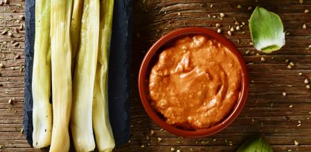 Calçots y salsa romescu