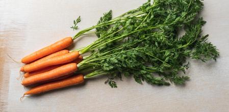 Un ramo de zanahorias naranjas