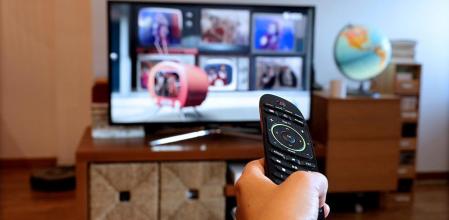 foto XAVIER CERVERA 25/04/2020 una residente confinada con el mando a distancia (control remoto) mirando su televisor en casa ,una de las multiplataformas de hoy en dia (movistar, netflix, hbo, prime amazon,..)