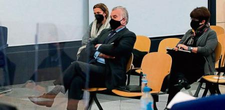 SAN FERNANDO DE HENARES, 08/02/2021.- El extesorero del PP Luis Bárcenas (d) sentado en el banquillo de los acusados delante de las responsables de Unifica Belén García y Laura Montero durante la primera sesión del juicio de los 