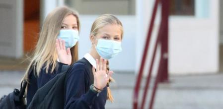 La princesa Leonor, junto a su hermana, la infanta Sofía, el pasado septiembre al inicio del curso escolar en el Colegio Rosales de Madrid,