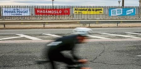 FOTO ALEX GARCIA CARTELES ELECTORALES DE PDECAT, PSC, ERC Y JUNTS PARA LAS AUTONOMICAS EN LA N II A LA ALTURA DE VILASSAR DE MAR 2021/02/08