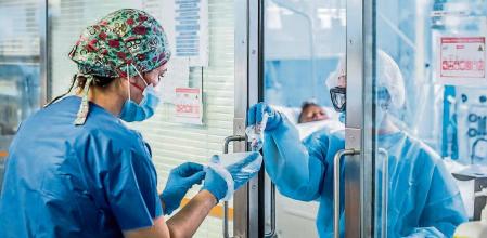 04 - 11 - 2020 / Barcelona - Hospital Clínic / UCI dedicada al covid donde normalmente hay la UCI de cardio / Foto: Llibert Teixidó - Personal Sanitario - Enfermeras - Enfermeros - Médicos - Sanitarios - Recogida de muestras