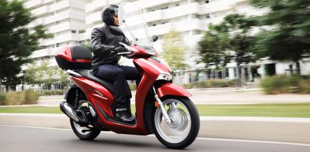 Un scooter es de uso estrictamente urbano y su conductor se sienta frente al manillar en la postura tradicional “en cuatro”, sin ir a horcajadas