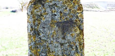 Reto visual: ¿Qué población anuncia este hito de piedra?