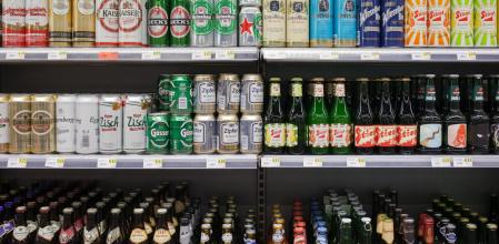 Estantería de un supermercado con latas de botellas de cerveza