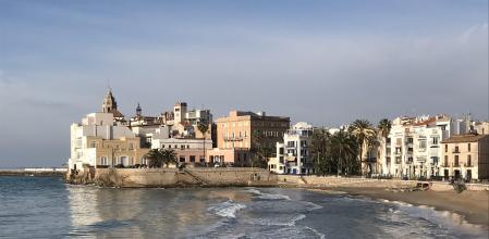 Panorámica de Sitges desde la playa.