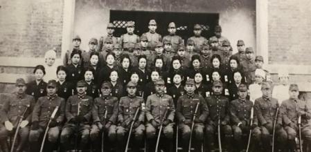 Foto de la academia para jóvenes estudiantes del siniestro Escuadrón 731