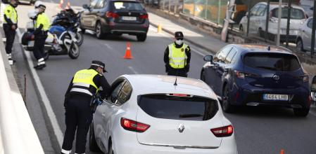 Agentes de la Guardia Urbana durante uno de los controles de movilidad realizados el pasado mes de enero&nbsp;