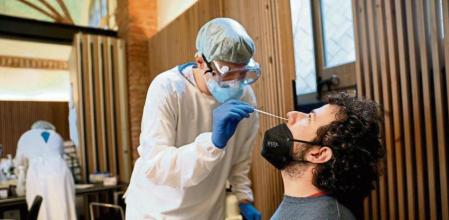 La velocidad de contagio de propagación de la Covid, (Rt) sube dos centésimas en Catalunya, hasta situarse en 0,88, a la vez que sigue bajando ligeramente la presión en hospitales. Precisamente, la situación asistencial y la rápida transmisión de las nuevas variantes del virus han motivado a la Generalitat a prorrogar una semana más la mayoría de las restricciones decretadas para contener la pandemia.