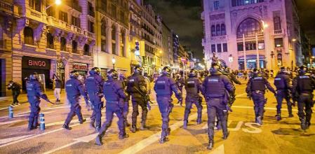 FOTO: MANÉ ESPINOSA. QUINTA NOCHE DE PROTESTAS Y DISTURBIOS EN LA CIUDAD DE BARCELONA POR LA DETENCIÓN Y PUESTA EN PRISIÓN DEL RAPERO PABLO HASEL. MOSSOS DISPERSANDO EN VIA LAIETANA