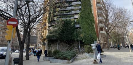Jardín vertical de Capella García, en la confluencia de de las calles del Marqués de Sentmenat y Berlín, en Barcelona.