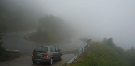 Curva del Burrito de Begues entre la niebla.
