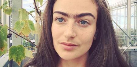 La joven lleva más de un año sin depilarse las cejas, las axilas o las piernas.