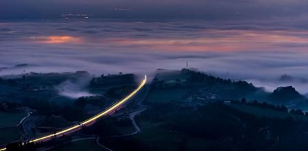 La carretera se pierde con las luces de los coches.