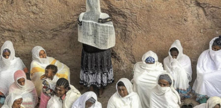 Mujeres rezando en Lalibela (Etiopía).