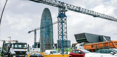 foto XAVIER CERVERA 11/03/2019 obras en plaza las glorias, plaça glories, barcelona, con torre agbar de fondo, trafico, monolitos separadores de cemento, gruas,..