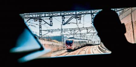 foto XAVIER CERVERA 06/08/2020 des del vagon ,primero, de pasajeros ,se ve el conductor y su vista de un tren de cercanias (rodalies en barcelona) entre sants-estacio y la T2 terminal vieja del aerpuerto de BCN en el prat de llobregat, barcelona