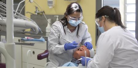 Dos alumnas del ciclo formativo de grado superior en Higiene bucodental que imparte el Institut de Vic