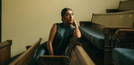 La autora canadiense Rupi Kaur acaba de publicar 'todo lo que necesito existe ya en mí' en Anagrama (castellano) y Empúries (catalán)