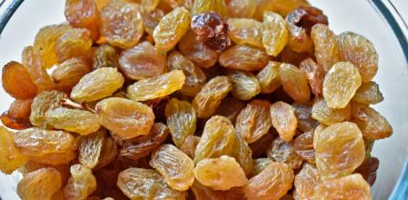 Nueve pasas mojadas en ginebra cada mañana: la clave de la longevidad de esta mujer.