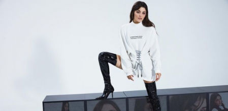 La actriz y modelo turca Hande Erçel posando