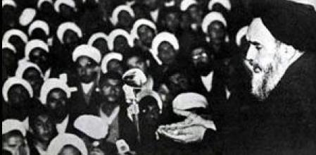 Jomeiní, durante su discurso contra la ley de Capitulación que significó su destierro de Irán