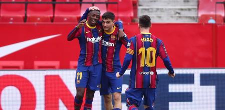 Pedri celebrando el gol de Dembélé