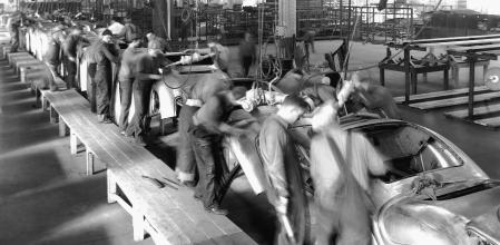 Operarios de una cadena de producción pulen la chapa de los coches en una factoría de Ford en Minnestta