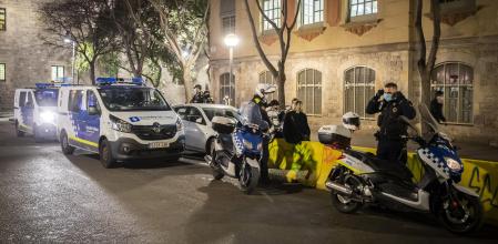 20 - 01 - 2021 / Barcelona / Reportaje sobre el operativo de Guardia Urbana en Ciutat Vella para vaciar las plazas  - Operacion en la plaça dels Angels ( MACBA ) / Foto: Llibert Teixidó