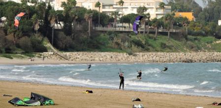 Playa de Rota, en Cádiz, con numerosas cometas de kitesurf.