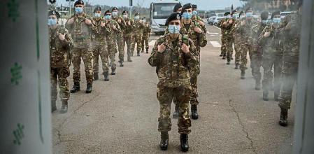 Soldados italianos en formación para ayudar en la lucha contra la covid-19. 