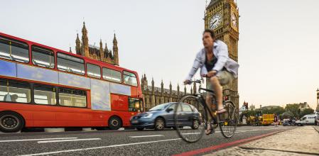 Un joven se desplaza en bicicleta por el centro de Londres&nbsp;