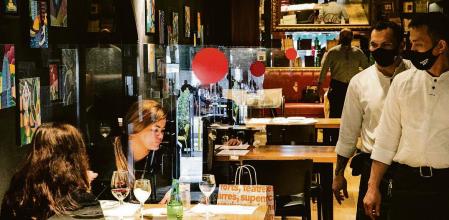 foto XAVIER CERVERA 08/03/2021 (clientes y camarero en comptal, rambla catalunya, barcelona) los bares ya no tienen que estar cerrados de 9.30 a 13.30 , a partir de este lunes pueden abrir de manera ininterrumpida hasta las 16.30, d modo q la gente no tendrá q tomar tantos cafés y cervezas para llevar , tendrás servicios para hacer pipí, se acercará un poco más a la normalidad... y se alargaran (podran) las sobremesas hasta las 5pm, con lo q el cliente podra ir mas tranquilo acabando el almuerzo, de comer