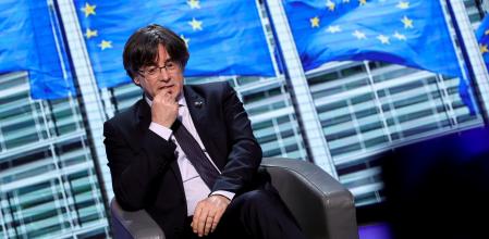 El diputado europeo Carles Puigdemont habla durante una entrevista en el Parlamento Europeo en Bruselas, el martes 9 de marzo de 2021. El martes 9 de marzo de 2021, el Parlamento Europeo votó a favor de levantar la inmunidad del expresidente de la región española de Cataluña, Carles Puigdemont, y de dos de sus asociados, una medida que podría allanar el camino para su extradición.