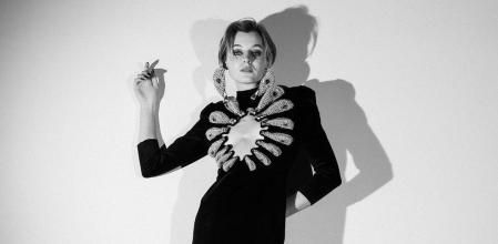 Emma Corrin en la alfombra roja virtual de los Critics Choice Awards