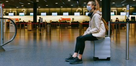 La mujer se asustó al notar unas manos en su cuello.