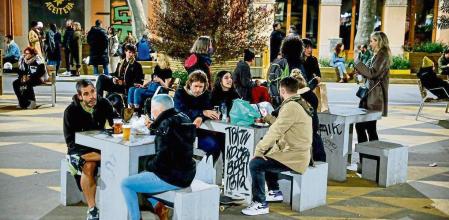 FOTO ALEX GARCIA LA GENTE OCUPA EL ESPACIO PUBLICO DE BARCELONA PARA BEBER Y RELACIONARSE POR LA TARDE DEBIDO A LA IMPOSICION DE CERRAR LOS BARES POR LA PANDEMIA DE CORONAVIRUS. EN LA FOTO ZONA PACIFICADA DE UNA SUPERILLA DE SANT ANTONI 2021/03/12