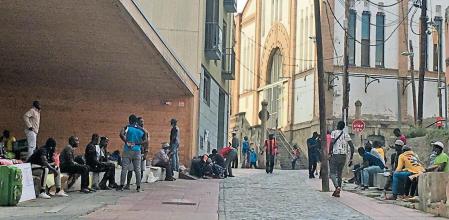 temporeros vagan por las calles del centro historico de lleida